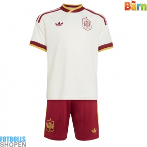 Billiga Spanien Bortatröja Barn VM 2026 Kortärmad (+ Korta byxor)